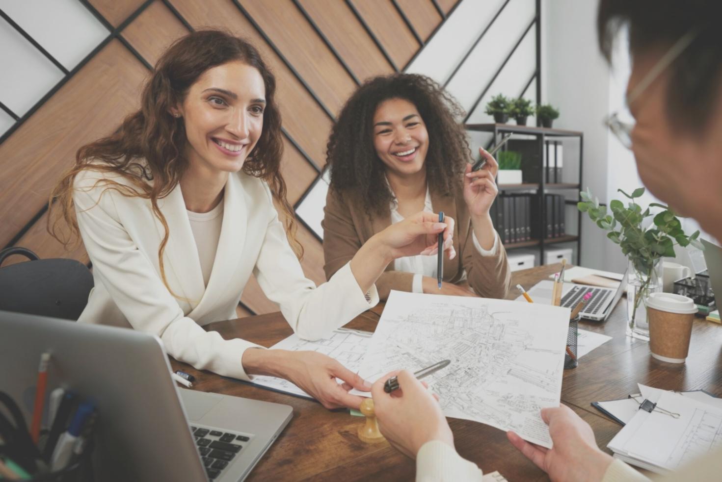 Profesionales trabajando en estrategias de venture building