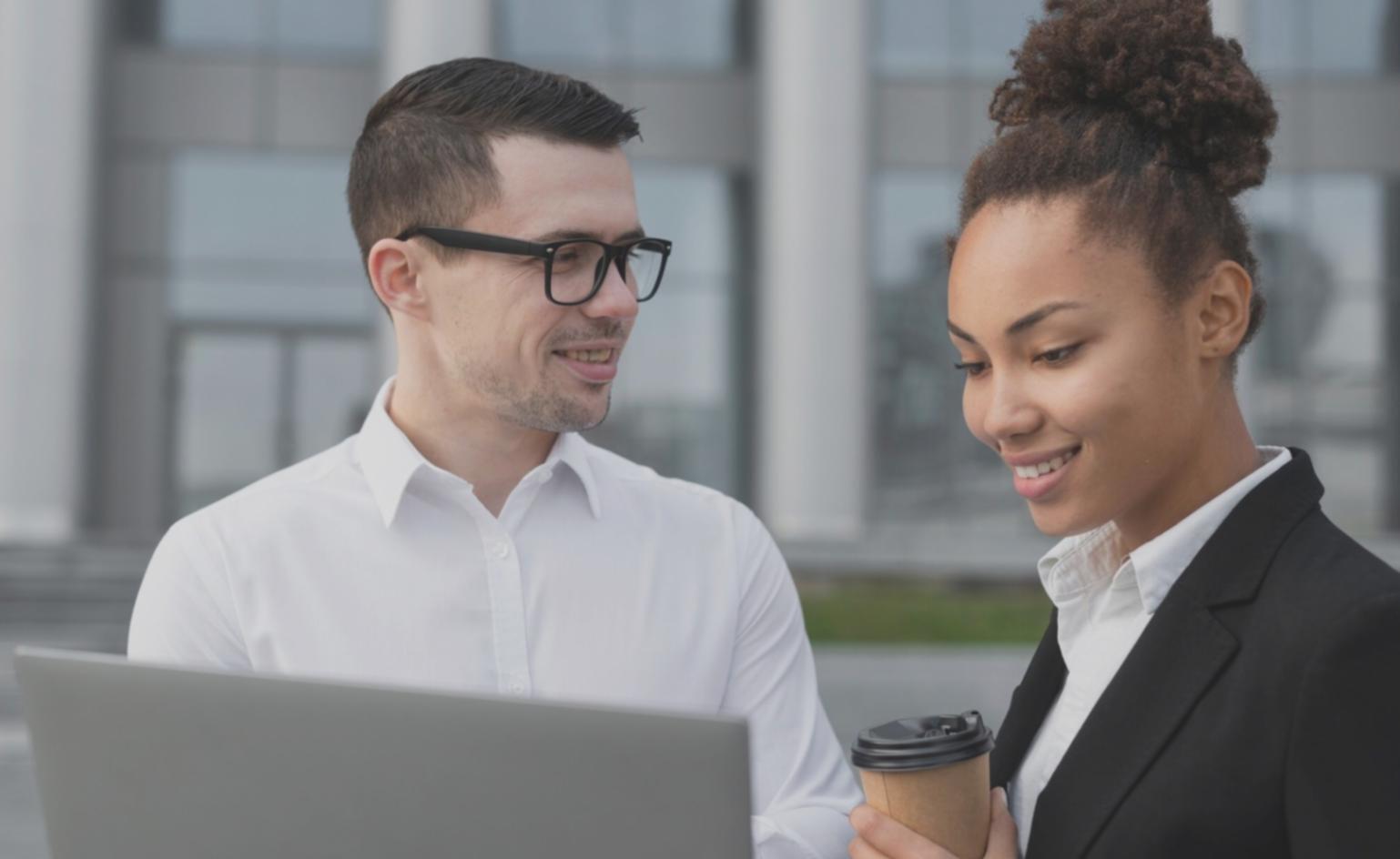 Oficina moderna de cerlonavira con espacios colaborativos