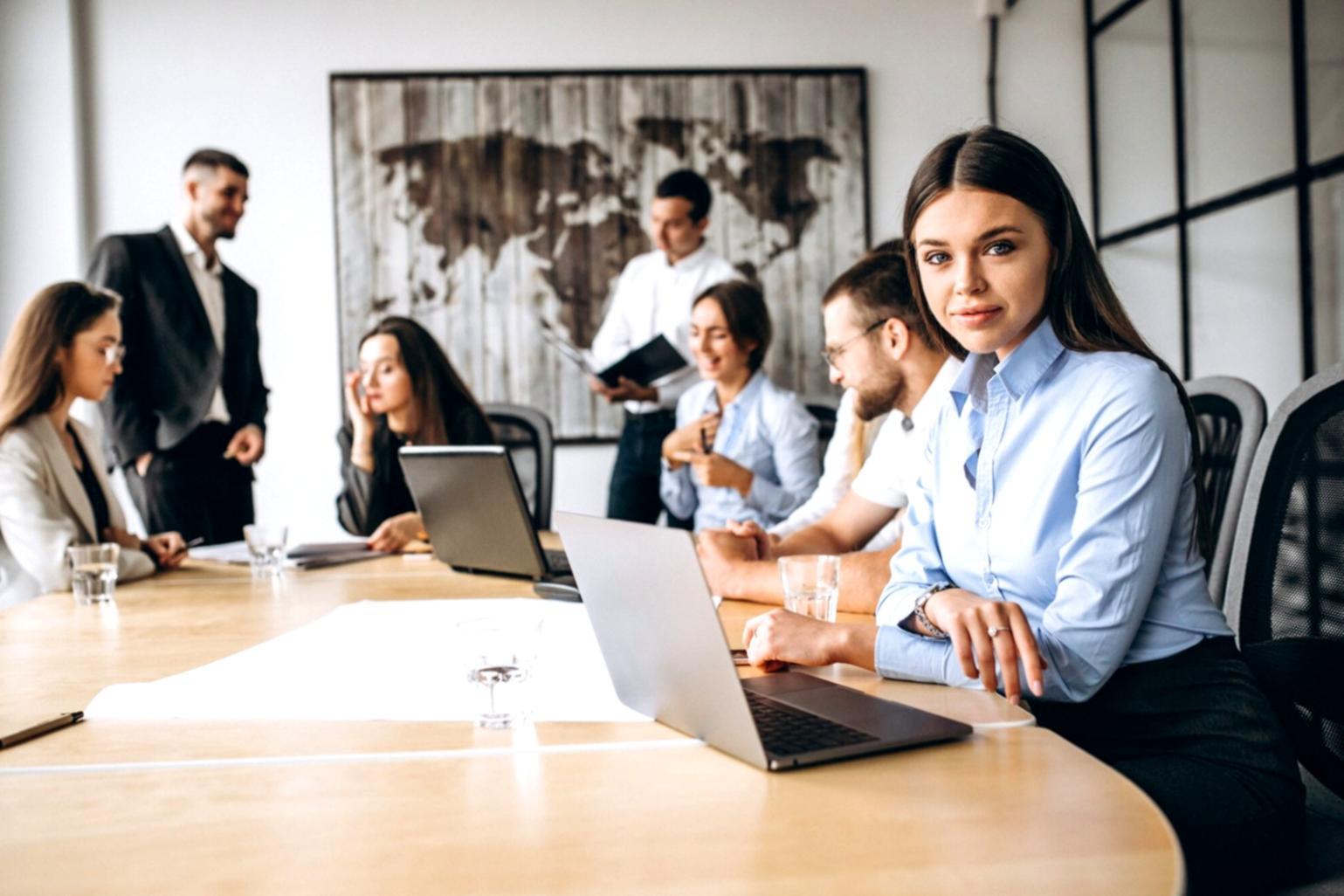 Reunión estratégica del equipo de cerlonavira planificando ventures